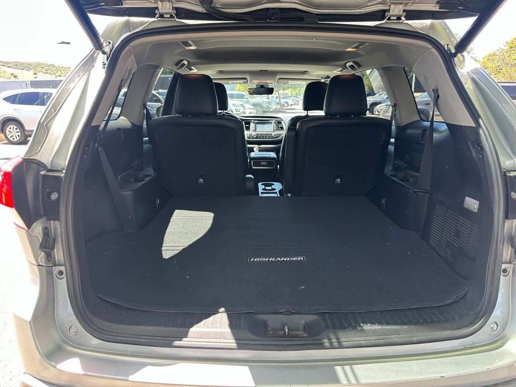 Used 2017 Toyota Highlander SE FWD image 6