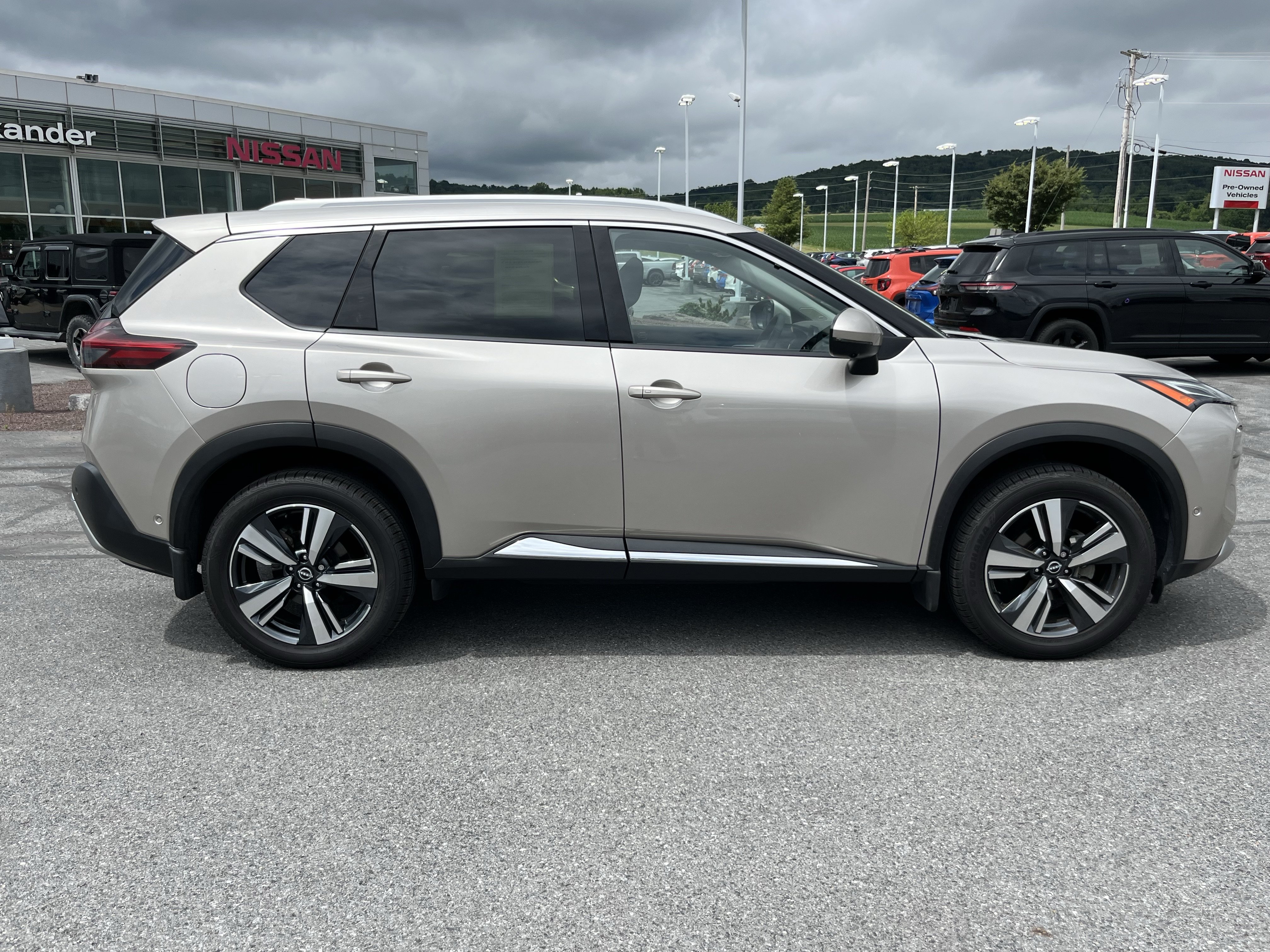 Used 2023 Nissan Rogue Platinum w/ Platinum Premium Package AWD/4WD image 2