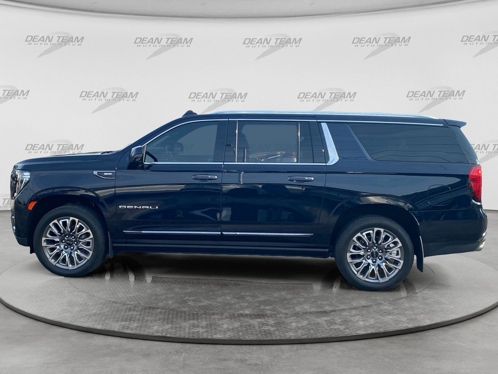 Used 2023 GMC Yukon XL Denali Ultimate w/ LPO, Floor Liner Package AWD/4WD image 4