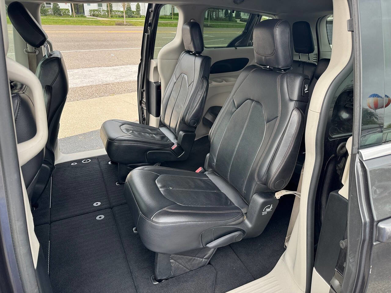Used 2018 Chrysler Pacifica Touring-L FWD image 16