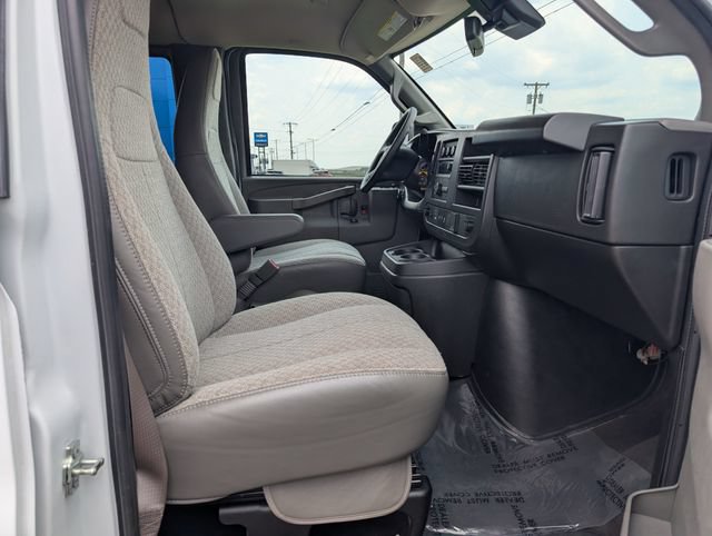 Used 2025 Chevrolet Express 3500 LT w/ LT Preferred Equipment Group RWD image 3