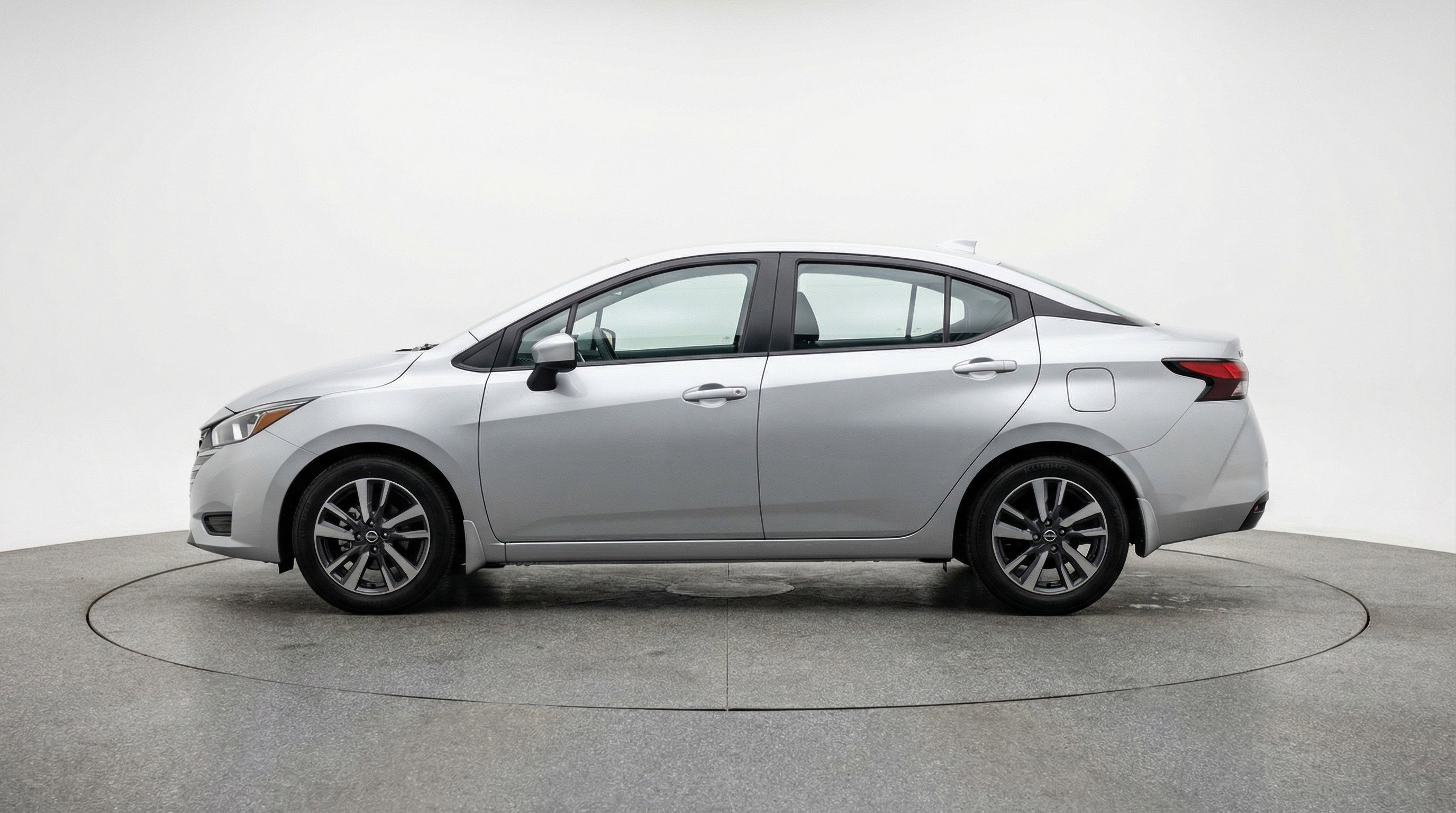 Used 2025 Nissan Versa SV image 5