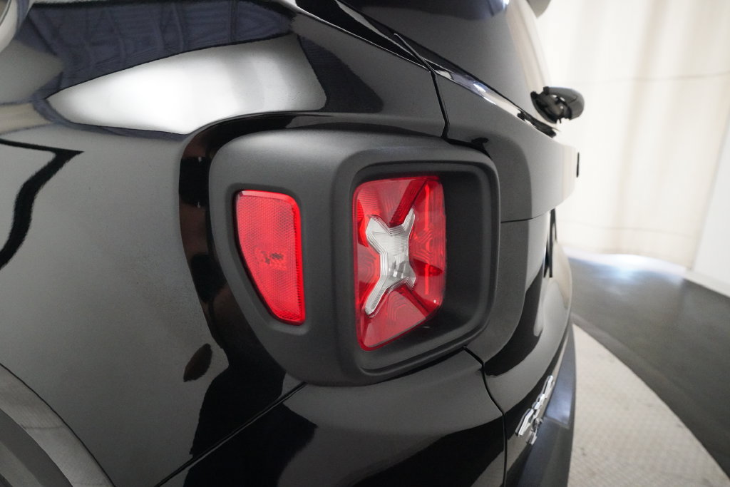 Used 2017 Jeep Renegade Latitude w/ Cold Weather Group AWD/4WD image 31
