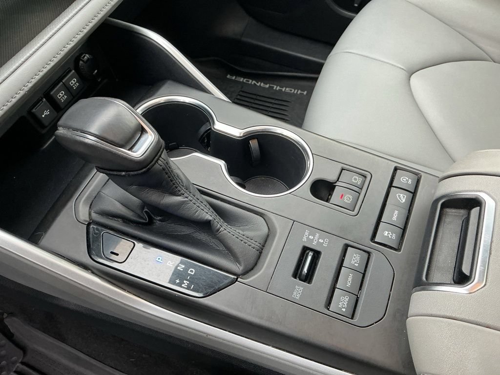 Used 2020 Toyota Highlander XLE AWD/4WD image 14