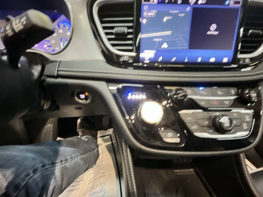 Used 2025 Chrysler Pacifica Limited image 20