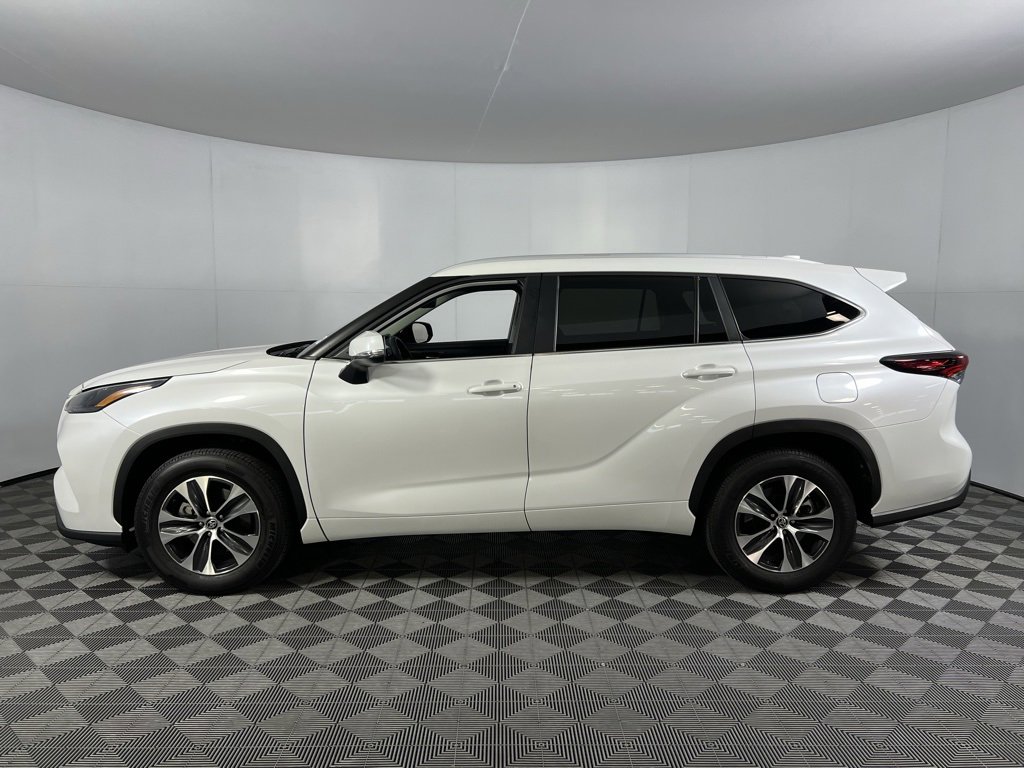 Used 2025 Toyota Highlander XLE image 10