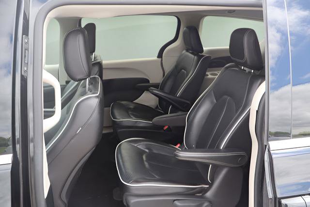 Used 2023 Chrysler Pacifica Limited FWD image 25