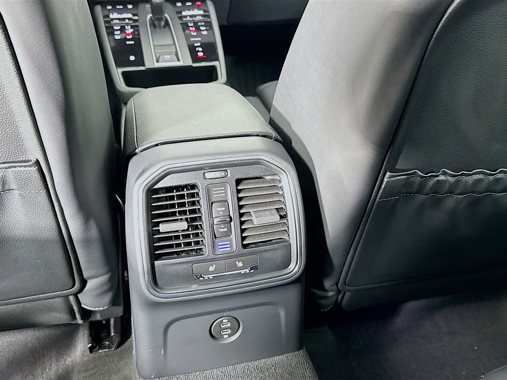 Used 2025 Porsche Macan image 27