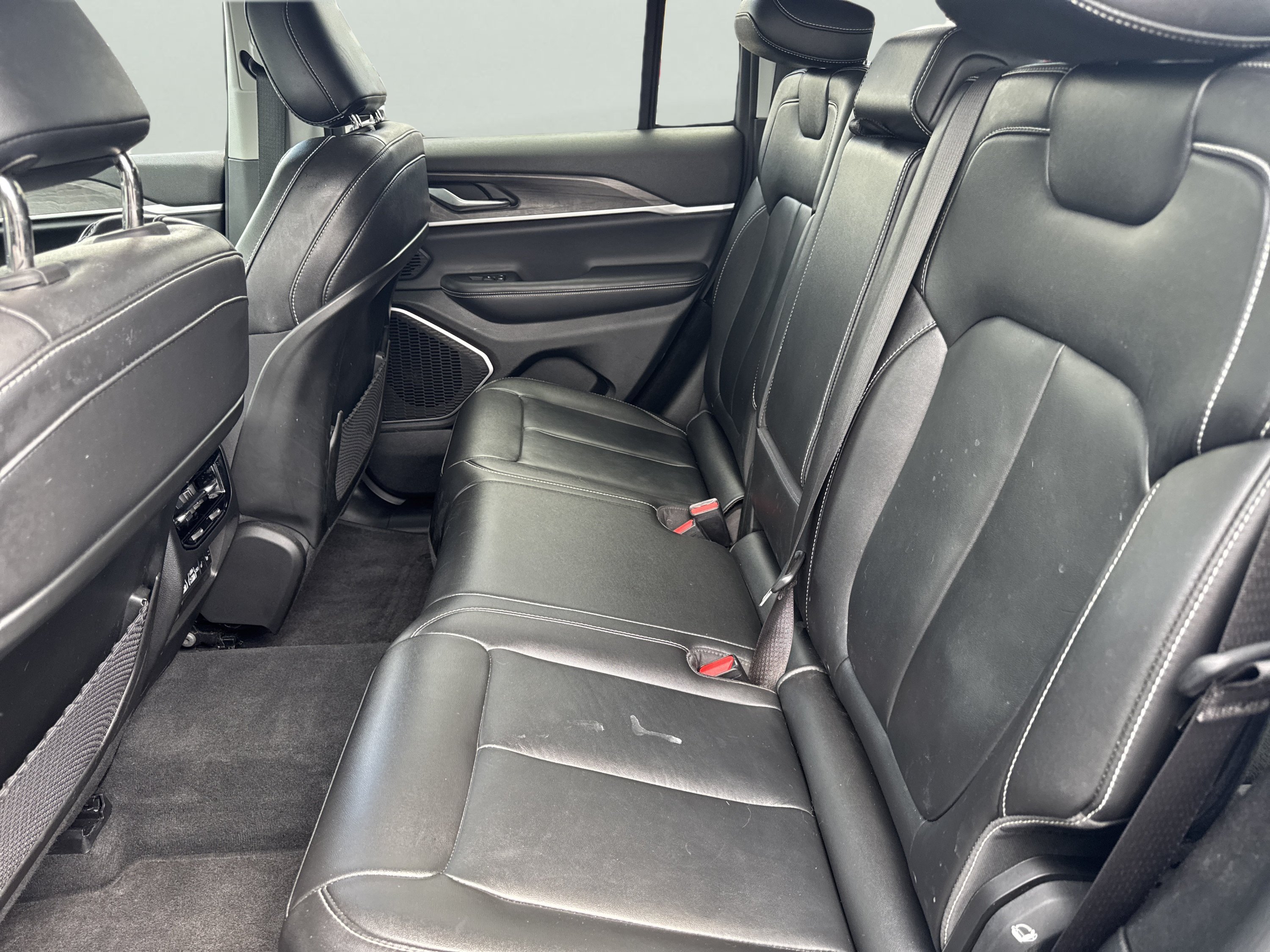 Used 2022 Jeep Grand Cherokee Limited AWD/4WD image 3