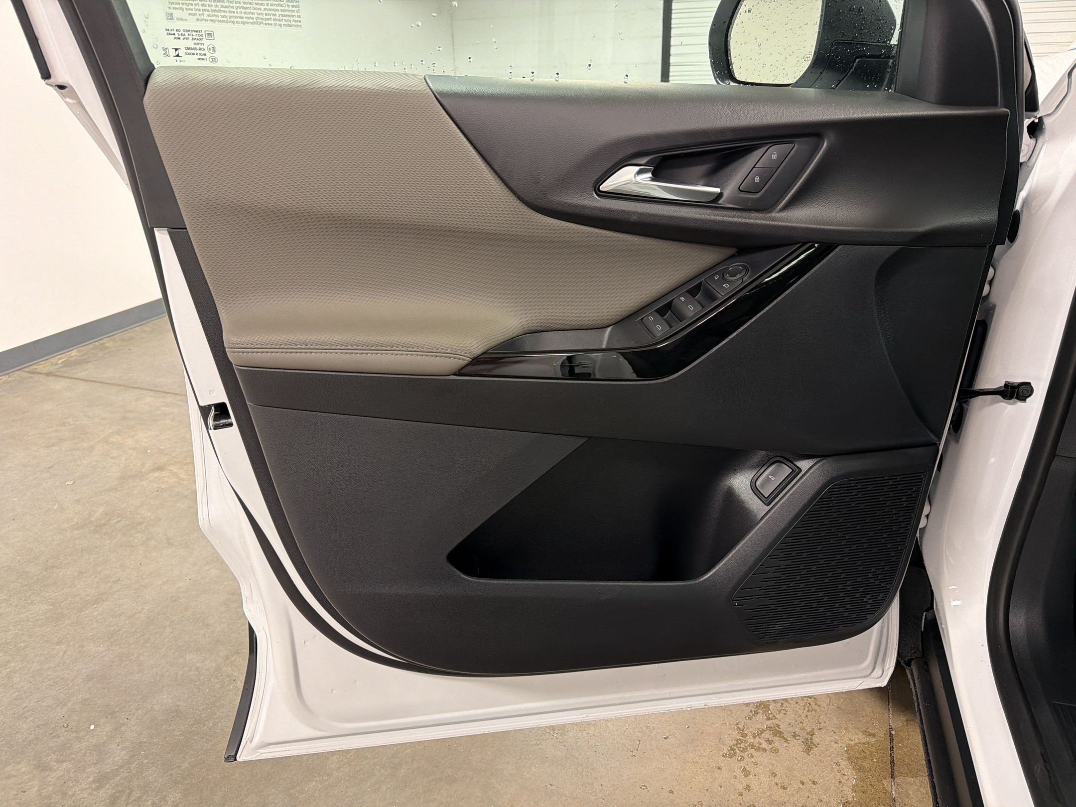 New 2026 Chevrolet Equinox LT w/ Convenience Package II FWD image 12