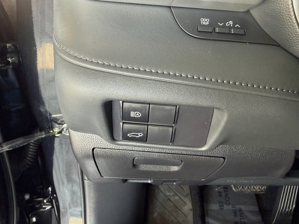 Used 2022 Toyota Highlander XLE FWD image 32
