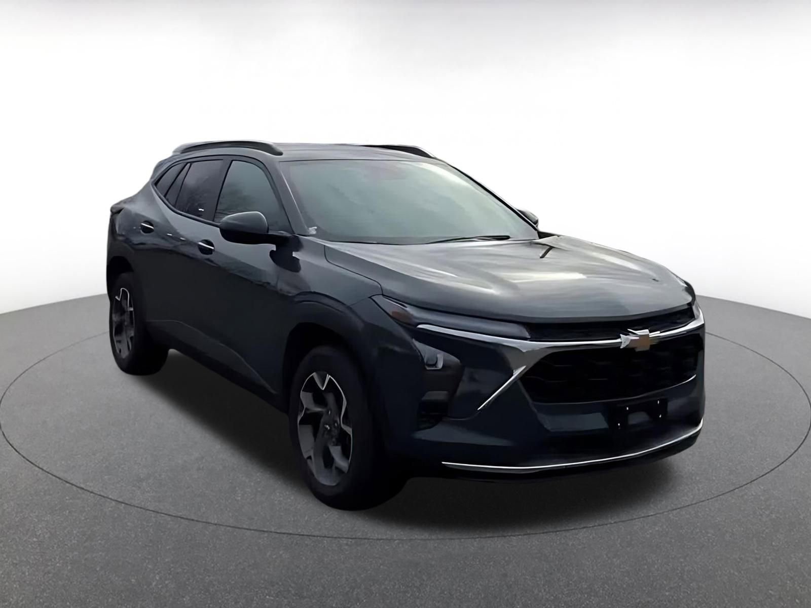 Used 2025 Chevrolet Trax LT FWD image 3