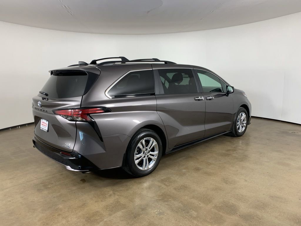 Used 2022 Toyota Sienna XSE image 8