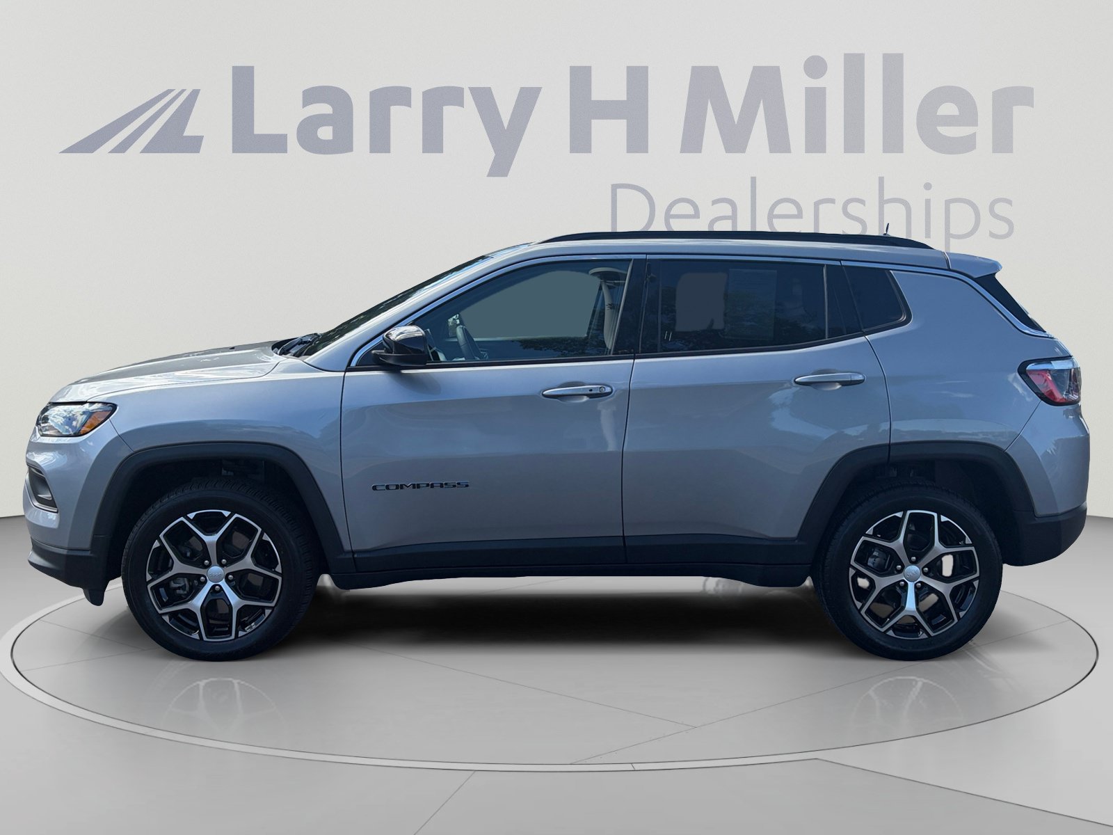 Used 2024 Jeep Compass Latitude AWD/4WD image 2