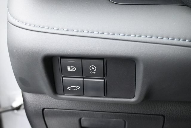 Used 2023 Toyota Highlander LE AWD/4WD image 19