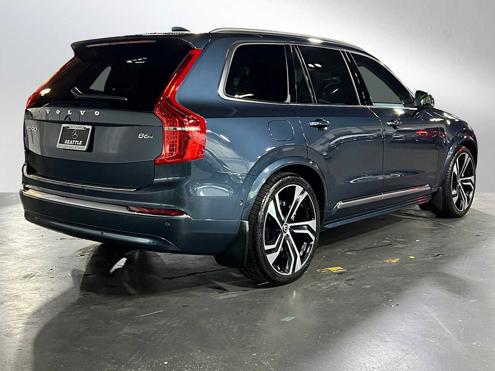Used 2024 Volvo XC90 B6 Ultimate w/ Lounge Package image 3