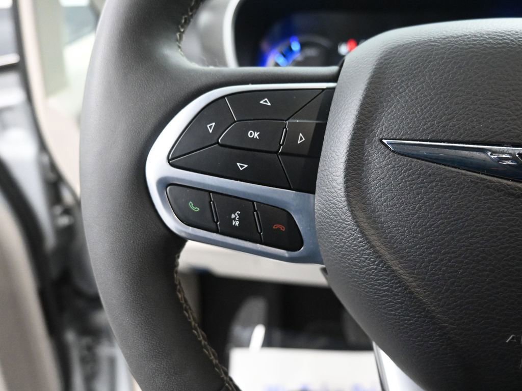 Used 2024 Chrysler Pacifica Select image 33