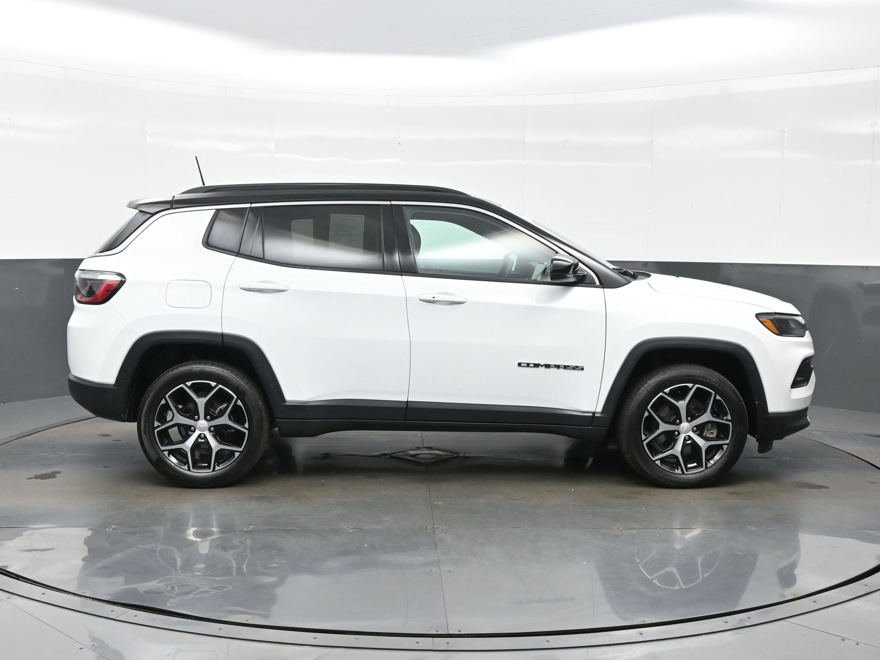 Used 2024 Jeep Compass Limited AWD/4WD image 10