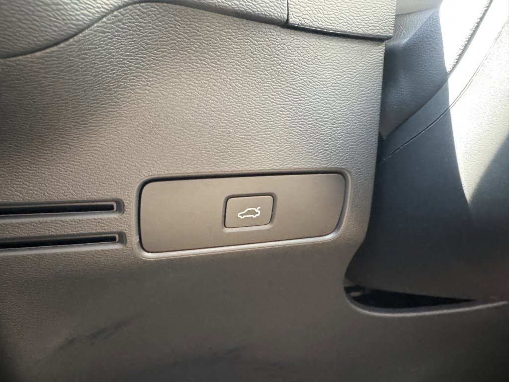 Used 2023 Volvo C40 P8 Recharge Ultimate image 28