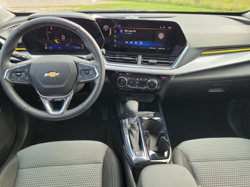 Used 2025 Chevrolet Trax LT w/ LT Convenience Package FWD image 28