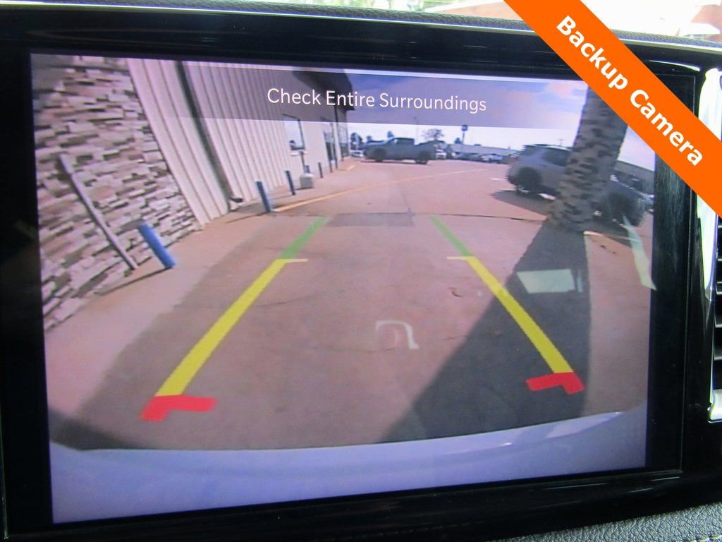 Used 2022 Chrysler Pacifica Touring-L image 14