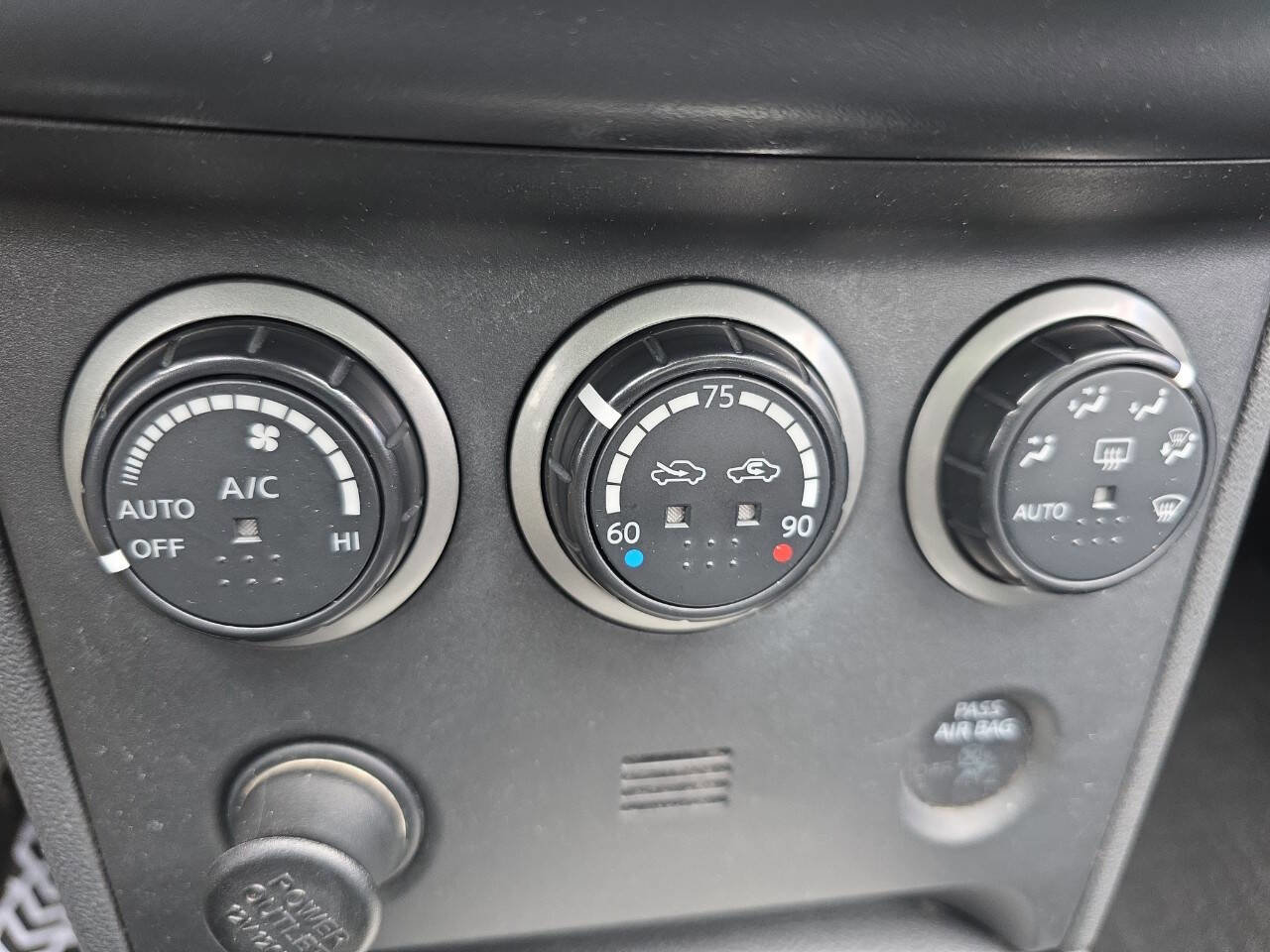 Used 2011 Nissan Rogue SV w/ Premium Pkg image 15