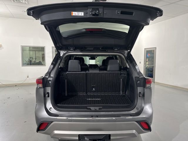 New 2026 Toyota Highlander Platinum image 14