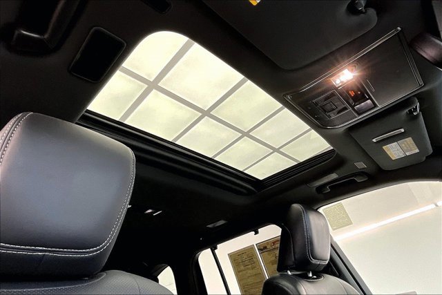 Used 2022 Lexus LX 600 4WD w/ Luxury Package image 25