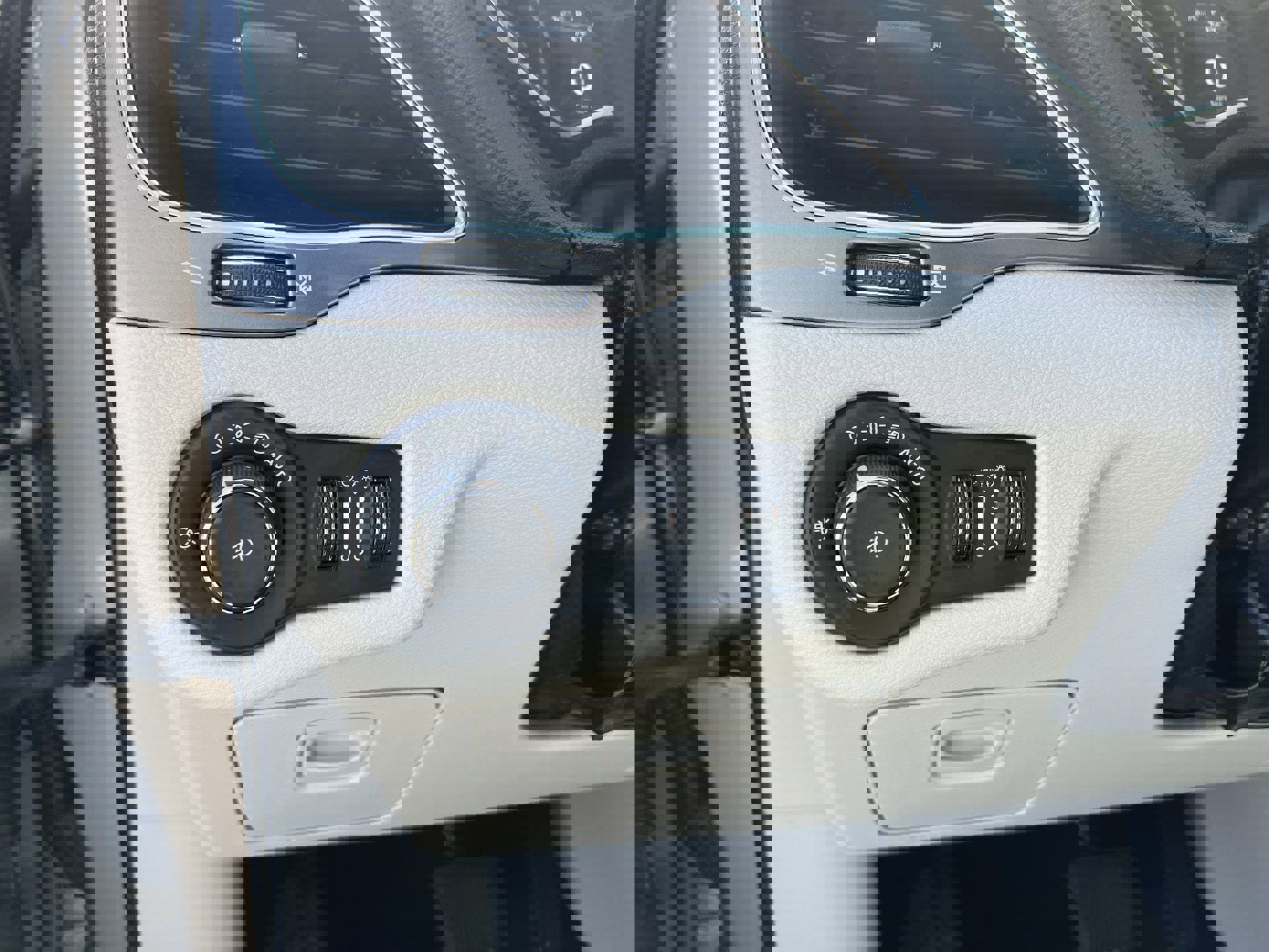 Used 2021 Jeep Cherokee Latitude Plus w/ Sun & Sound Group image 17