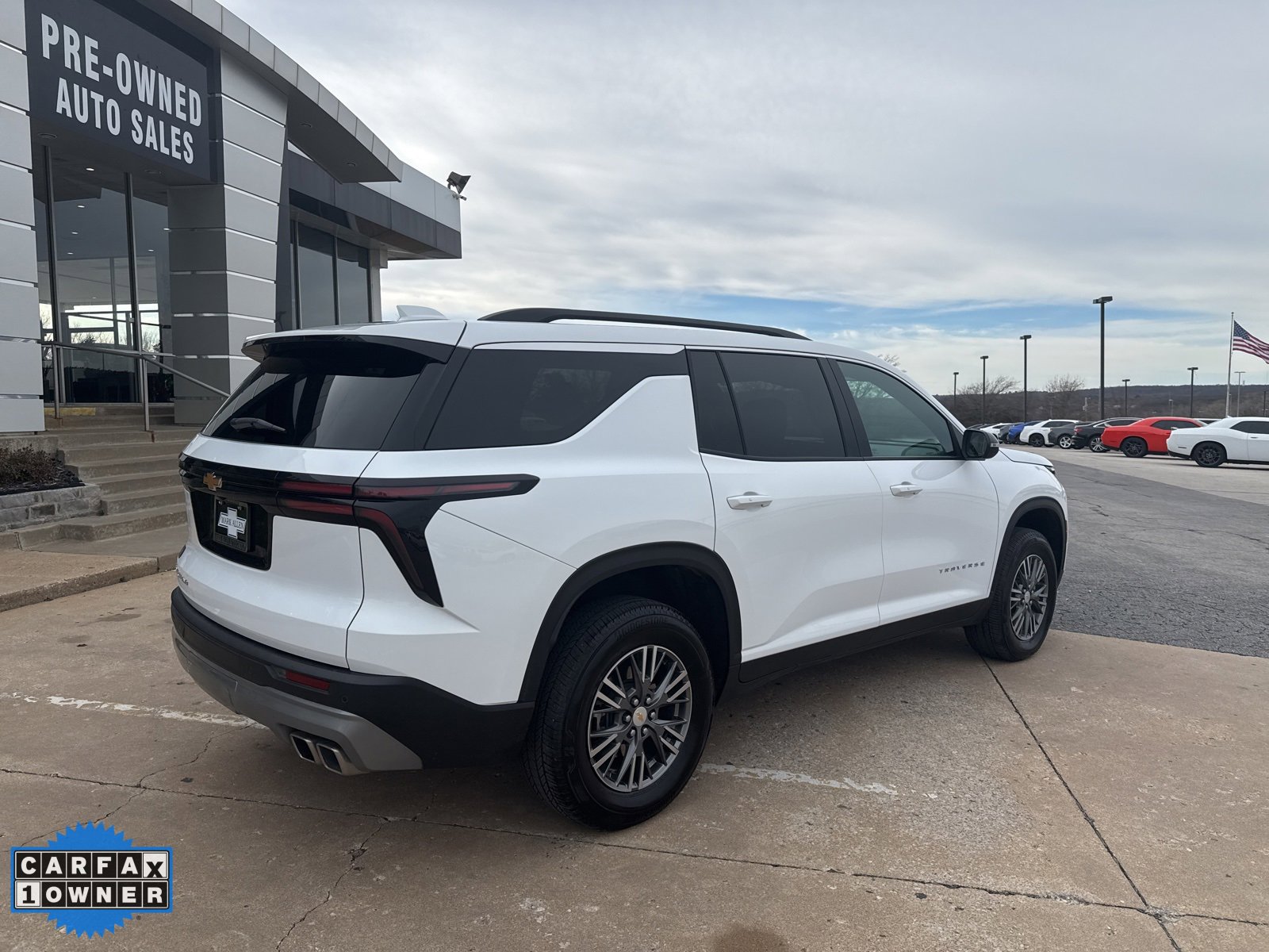 Used 2025 Chevrolet Traverse LT image 3