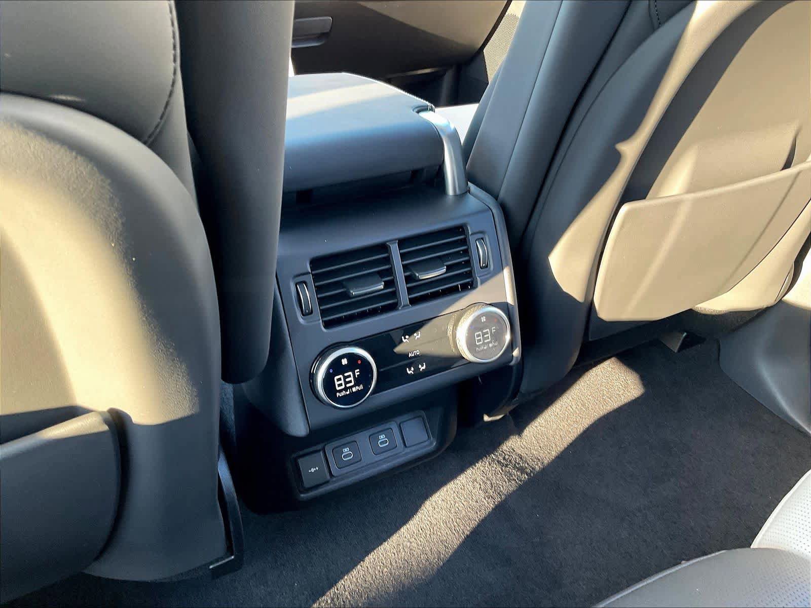 New 2025 Land Rover Discovery Metropolitan Edition AWD/4WD image 16