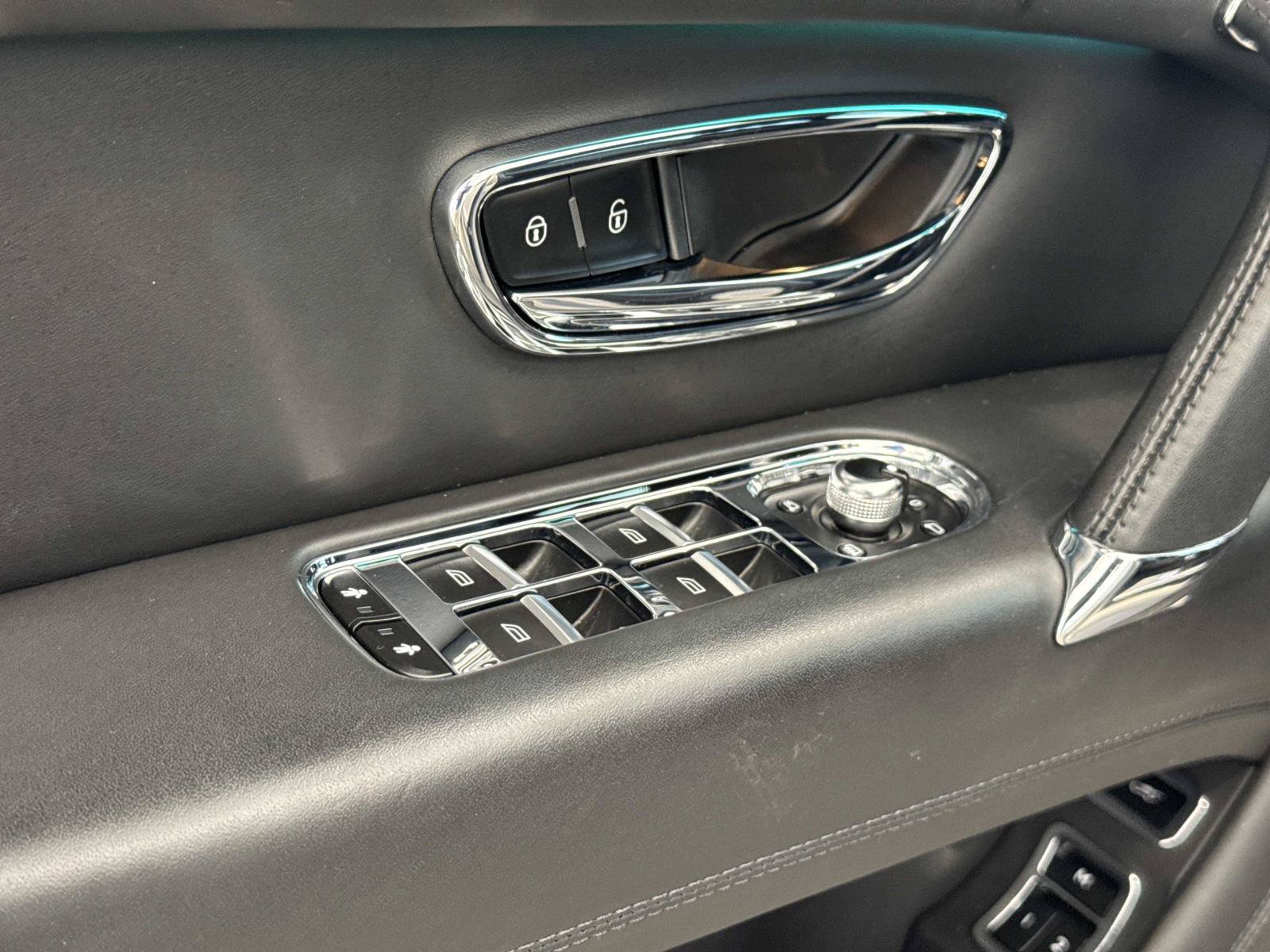 Used 2020 Bentley Bentayga Design Series AWD/4WD image 14