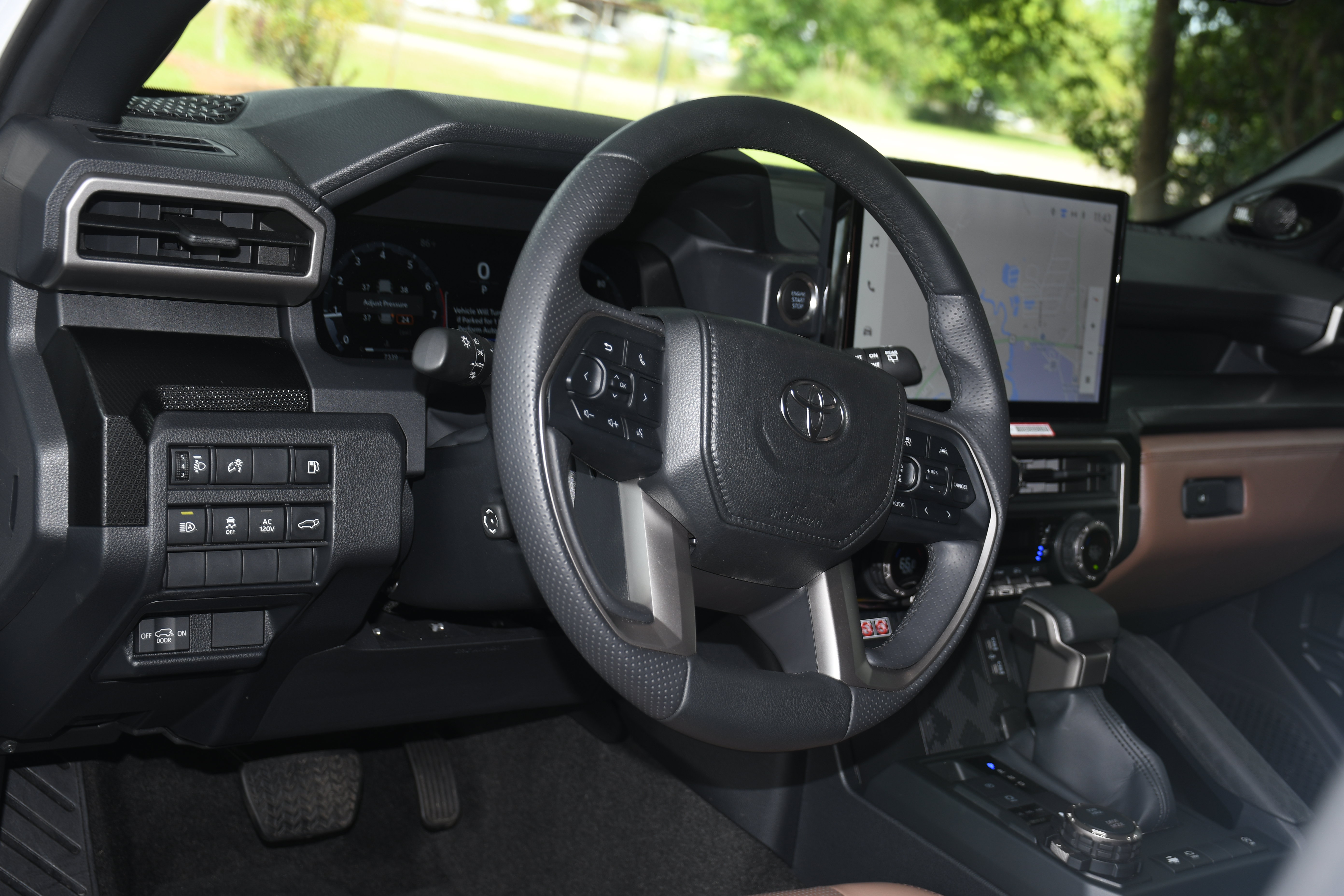 Certified 2025 Toyota 4Runner Limited w/ Tow Technology Package AWD/4WD image 9