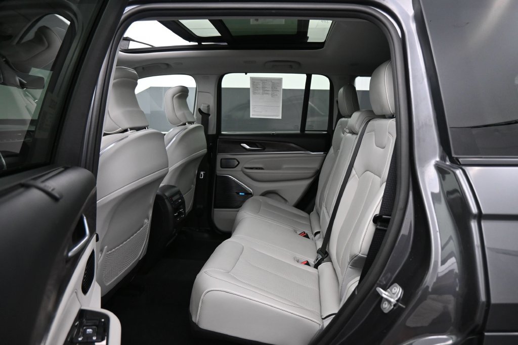 Used 2022 Jeep Grand Cherokee Overland w/ Luxury Tech Group IV RWD image 24