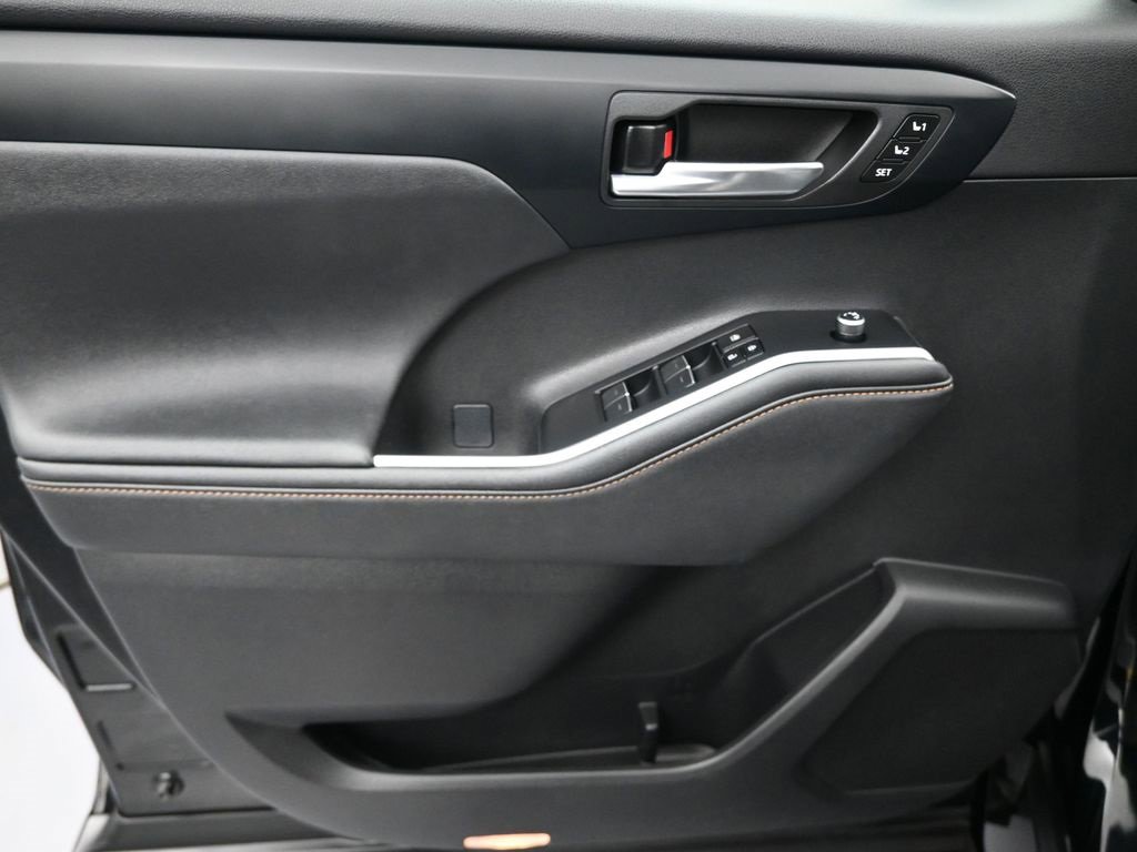 Used 2023 Toyota Highlander Bronze Edition image 21