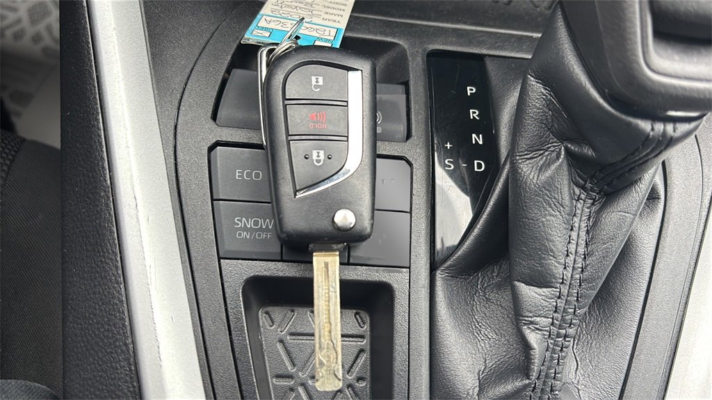 Used 2022 Toyota RAV4 LE image 26