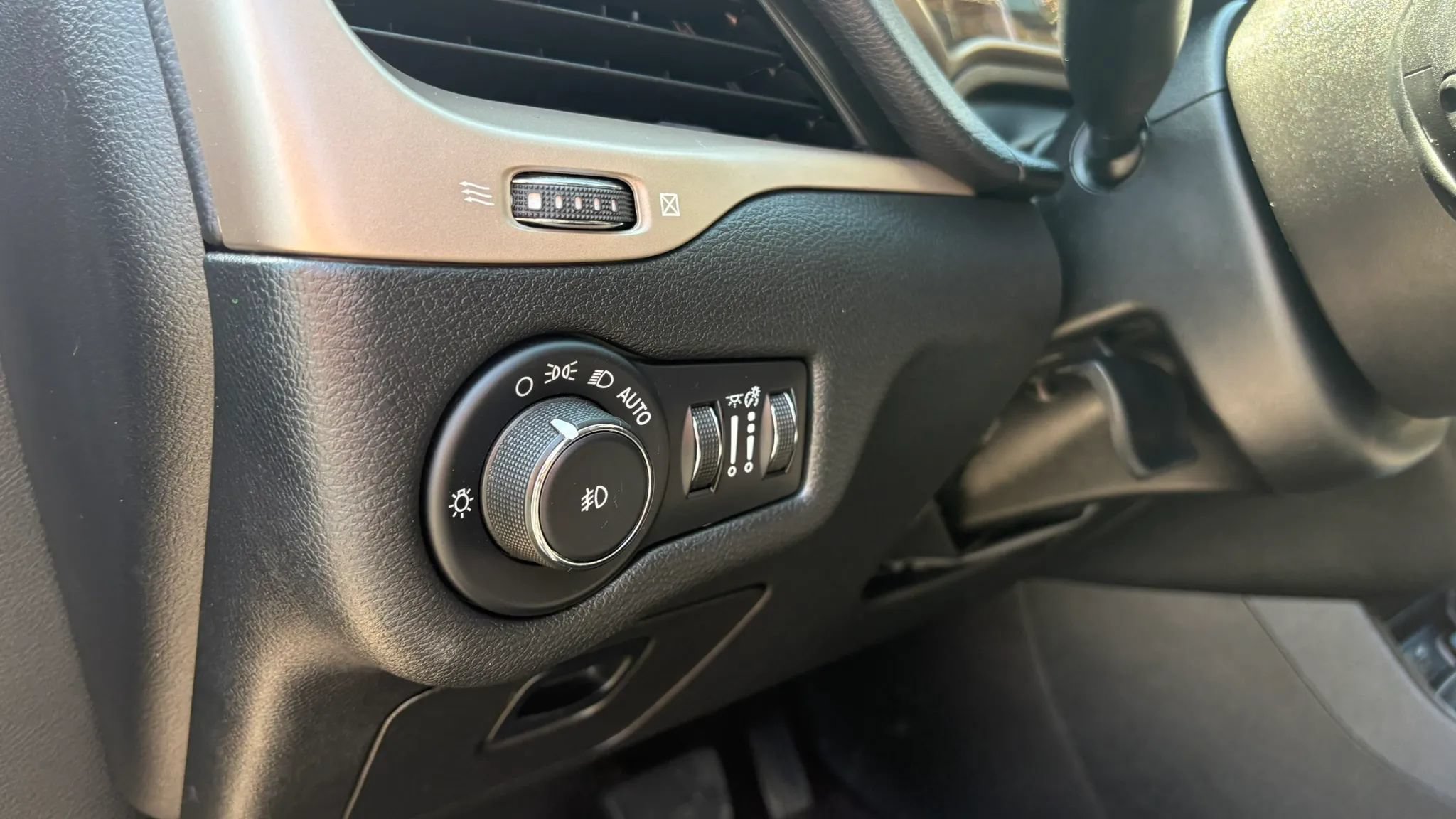 Used 2017 Jeep Cherokee Latitude w/ Cold Weather Group AWD/4WD image 17