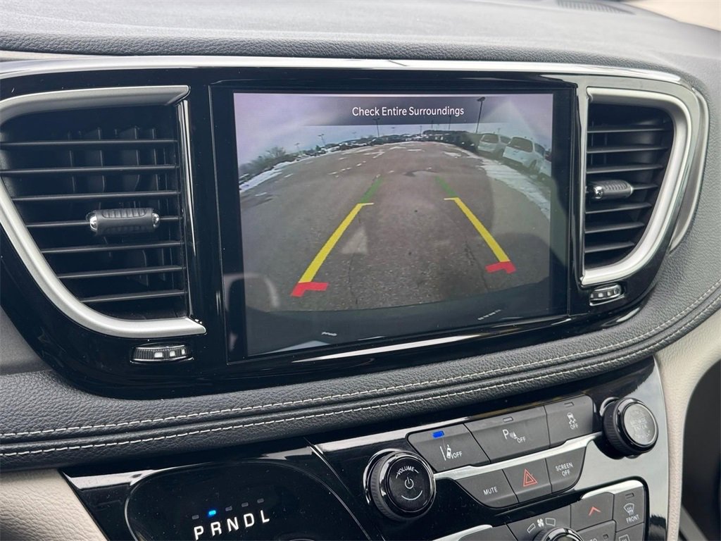 Used 2023 Chrysler Pacifica Touring-L image 25