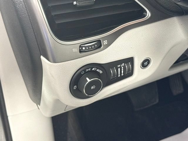 Used 2019 Jeep Cherokee Limited w/ Luxury Group AWD/4WD image 17