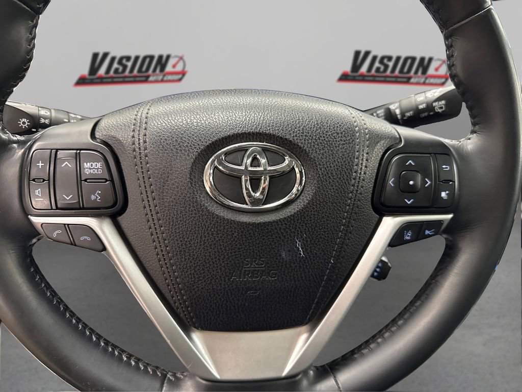 Used 2017 Toyota Highlander XLE w/ Carpet Mat Package image 26