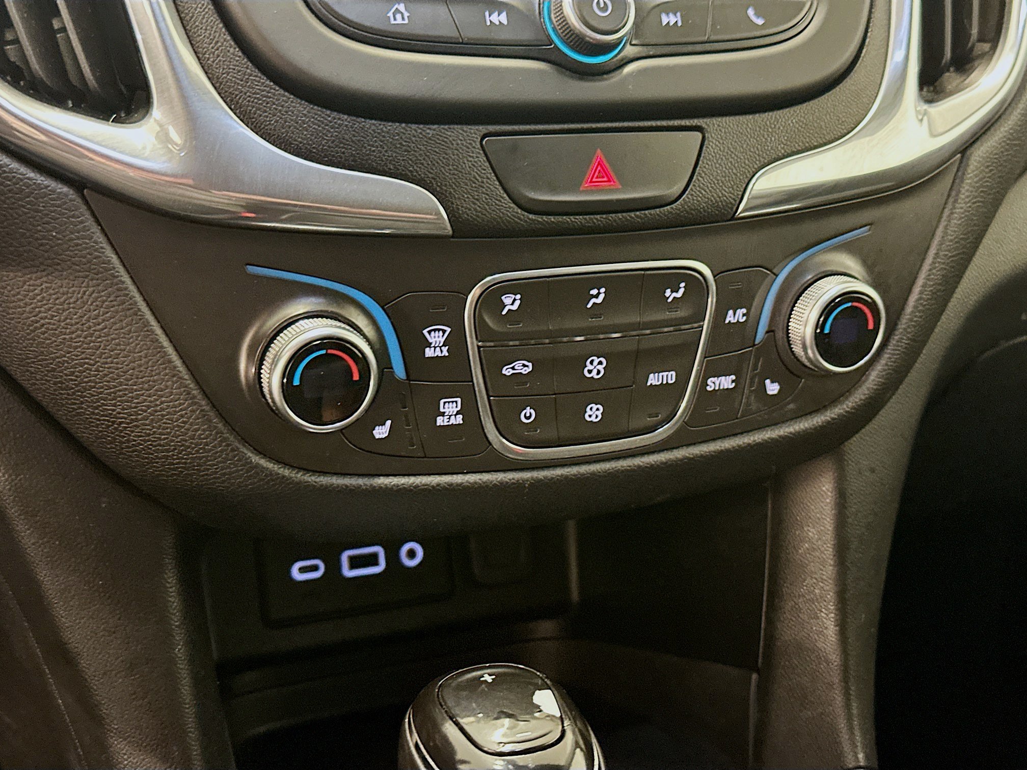 Used 2019 Chevrolet Equinox LT w/ Driver Convenience Package AWD/4WD image 23
