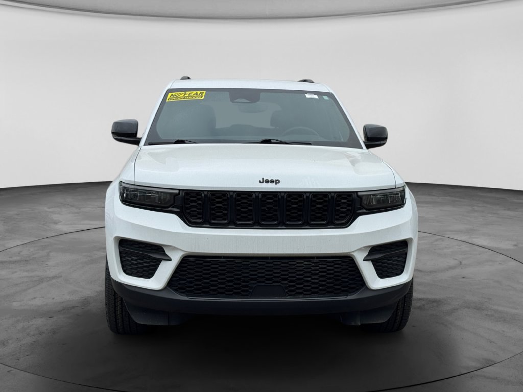 Used 2024 Jeep Grand Cherokee Altitude RWD image 2