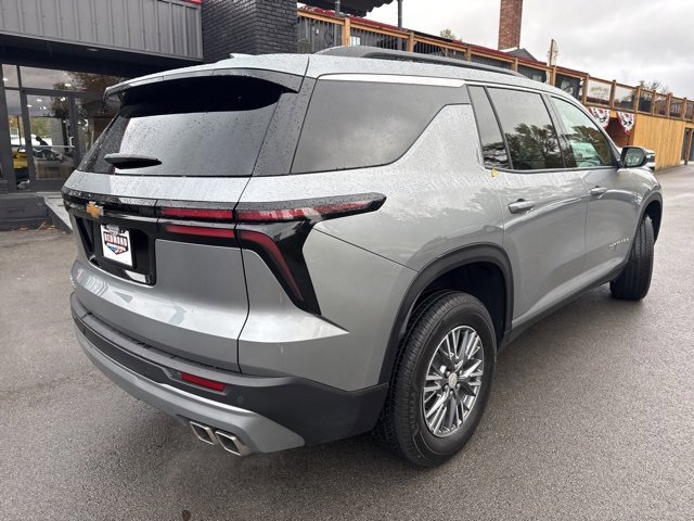 Used 2025 Chevrolet Traverse LT image 8