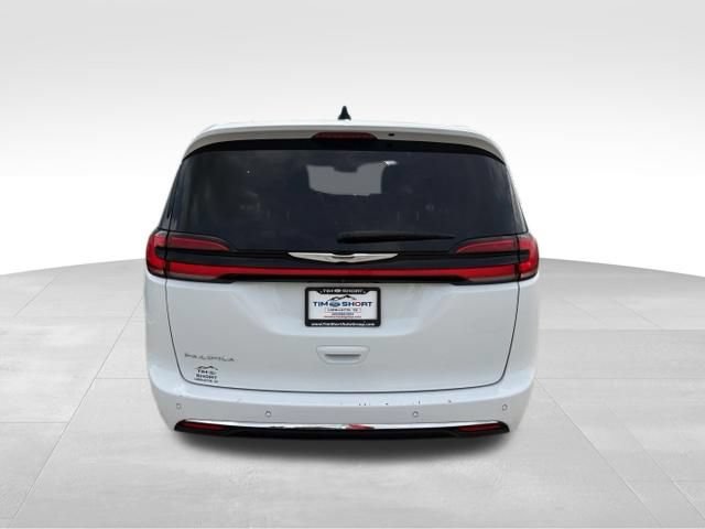 Used 2023 Chrysler Pacifica Touring-L FWD image 9