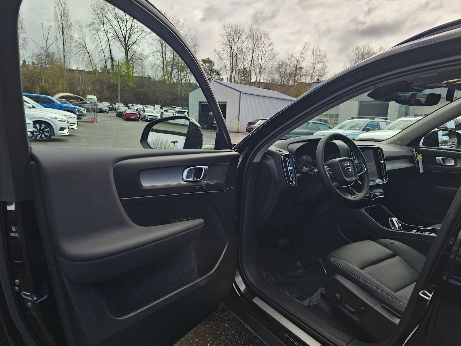 Used 2025 Volvo XC40 B5 Plus w/ Protection Package Premier image 20