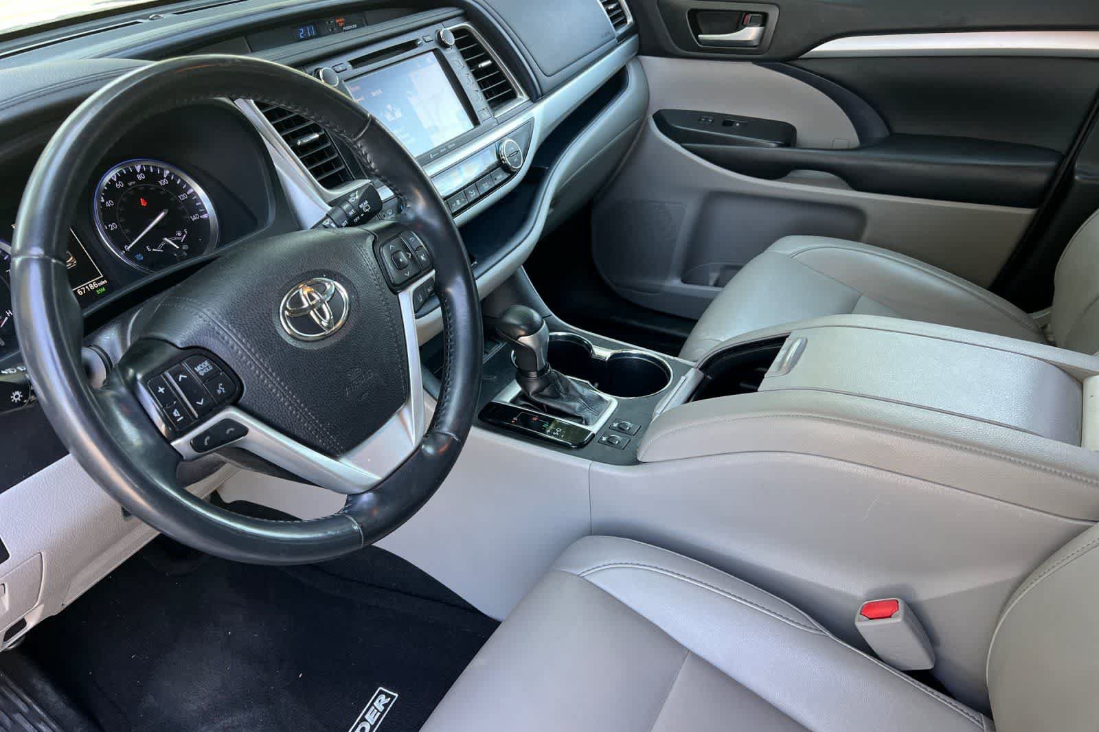 Used 2019 Toyota Highlander XLE FWD image 14