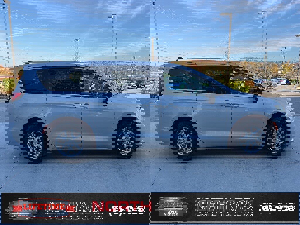 Used 2024 Chrysler Pacifica Touring-L image 23