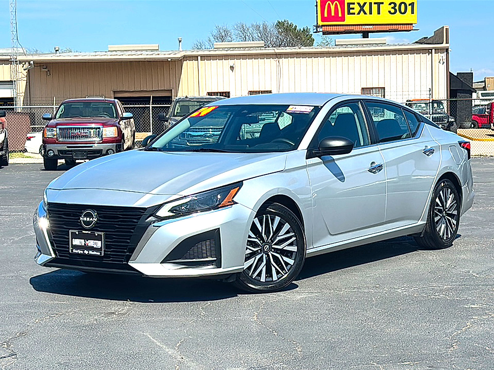 Used 2024 Nissan Altima 2.5 SV image 2