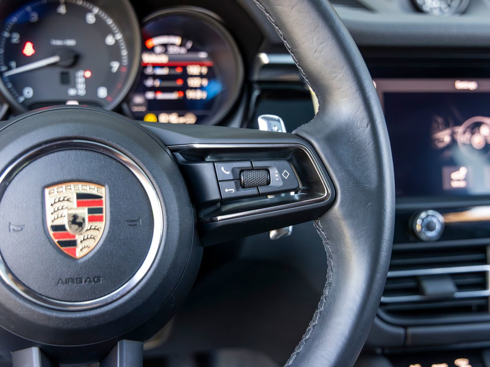 Certified 2024 Porsche Macan image 32