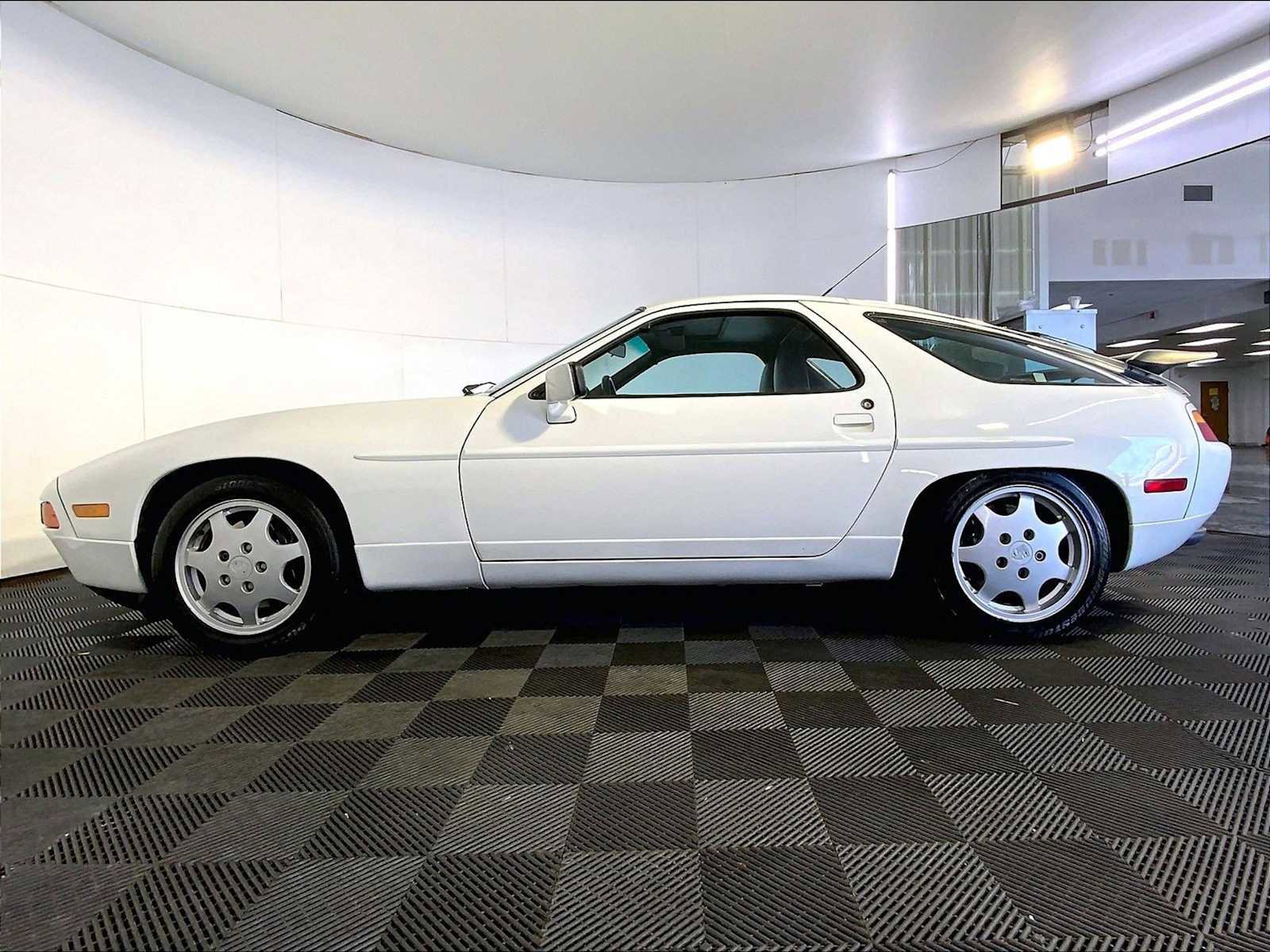 Used 1991 Porsche 928 S4 RWD image 2